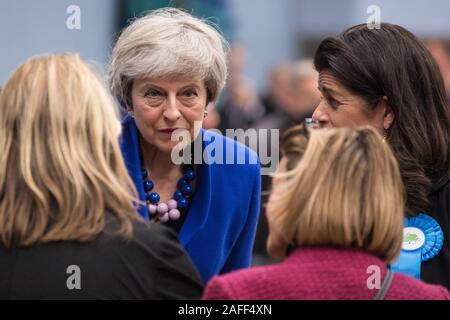 Maidenhead, Royaume-Uni. 13 Décembre, 2019. L'ancien premier ministre conservateur Theresa peut arrive au décompte pour l'élection générale de la Maidenhead con Banque D'Images