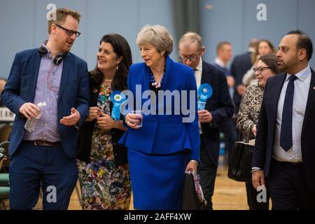 Maidenhead, Royaume-Uni. 13 Décembre, 2019. L'ancien premier ministre conservateur Theresa peut observer les délibérations relatives au décompte pour l'élection générale de la M Banque D'Images