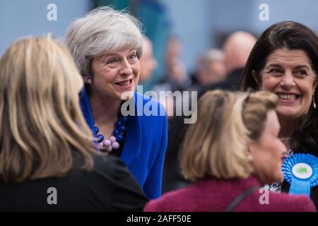 Maidenhead, Royaume-Uni. 13 Décembre, 2019. L'ancien premier ministre conservateur Theresa peut arrive au décompte pour l'élection générale de la Maidenhead con Banque D'Images