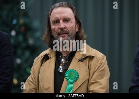 Maidenhead, Royaume-Uni. 13 Décembre, 2019. Fintan McKeown, le candidat du Parti Vert, attend les résultats de l'élection générale de la circonscription de Windsor. Banque D'Images