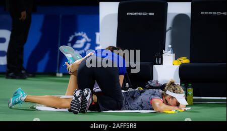 Elise Mertens de Belgique durant un délai d'attente médicale dans son premier match à la ronde 2019 Dubai Duty Free Tennis Championships WTA Premier tournoi de tennis 5 Banque D'Images