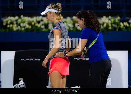 Elise Mertens de Belgique durant un délai d'attente médicale dans son premier match à la ronde 2019 Dubai Duty Free Tennis Championships WTA Premier tournoi de tennis 5 Banque D'Images