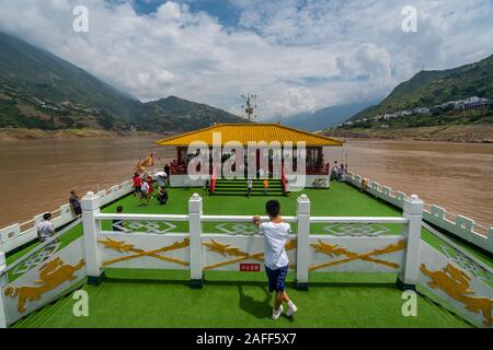 La rivière Yangtze, en Chine - Août 2019 : rivière Yangtze, en Chine - Août 2019 : debout sur la plate-forme panoramique sur le pont supérieur du bateau passe Banque D'Images