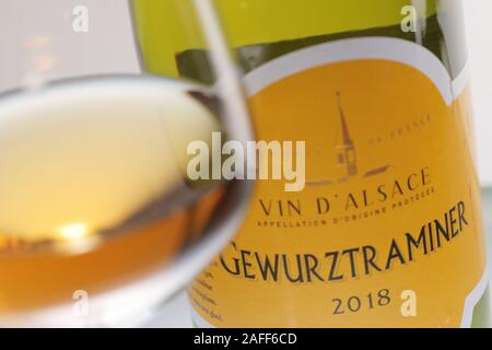 Saint-pétersbourg, Russie - 30 septembre 2019 : Bouteille et d'un verre de Gewurztraminer, le vin blanc doux de la région Alsace. Alsace provi Banque D'Images