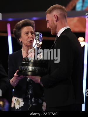 Ben Stokes reçoit le BBC Sports Personality of the Year Award de la princesse royale au cours de la BBC Sports Personality of the Year 2019 au P&J Live, Aberdeen. Banque D'Images