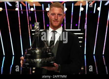 Ben Stokes pose avec la BBC Sports Personality of the Year Award au cours de la BBC Sports Personality of the Year 2019 au P&J Live, Aberdeen. Banque D'Images