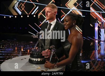 Ben Stokes (à gauche) pose avec la BBC Sports Personality of the Year Award le long du troisième placé Dina Asher Smith au cours de la BBC Sports Personality of the Year 2019 au P&J Live, Aberdeen. Banque D'Images