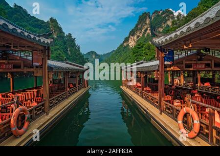 Wulingyuan, Chine - Août 2019 : bateaux de touristes attendent des passagers sur les rives du lac Chongde, Parc forestier national de Zhangjiajie, Hunan Province Banque D'Images