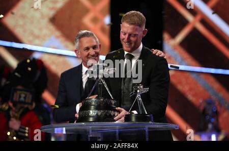 Ben Stokes pose avec le prix de la personnalité de l'année sportive de la BBC lors de la personnalité sportive de l'année 2019 de la BBC au P&J Live, Aberdeen. Banque D'Images