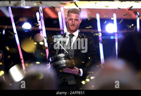 Ben Stokes pose avec la BBC Sports Personality of the Year Award au cours de la BBC Sports Personality of the Year 2019 au P&J Live, Aberdeen. Banque D'Images