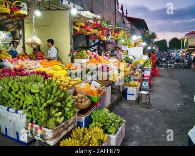 Les fruits et légumes à la vente à un décrochage du marché à Phnom Penh, Cambodge Banque D'Images