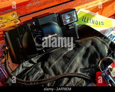 Un film retro camera fixe sur les gants de cuir dans un footlocker en bois. Clés de voiture sur une chaîne de clés de l'armée suisse était sur le bord du cadre. Banque D'Images