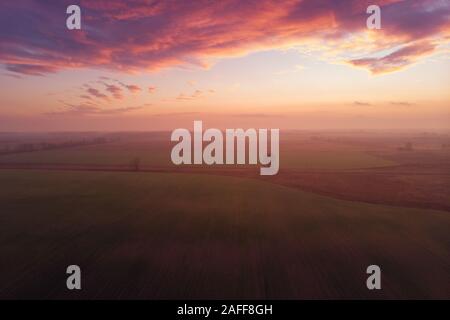 Vue aérienne du drone, vol au-dessus de paysage d'automne champs et prairie et magnifique coucher de soleil en Hongrie Banque D'Images