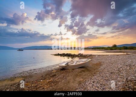 Coucher du soleil sur la plage d'Haraki Charaki sur l'île grecque de Rhodes dans le Dodécanèse Grèce Europe Banque D'Images