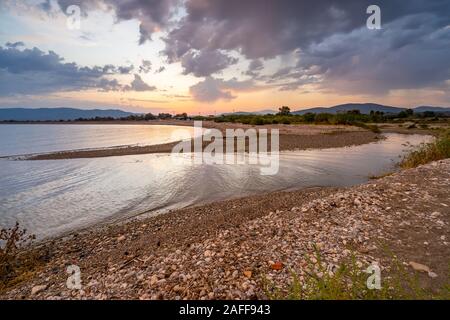 Coucher du soleil sur la plage d'Haraki Charaki sur l'île grecque de Rhodes dans le Dodécanèse Grèce Europe Banque D'Images