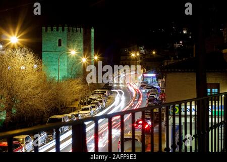 TOLÈDE, ESPAGNE. JANVIER 2020. Vue de Tolède sur le vieux pont en pierre de San Martin la nuit avec des sentiers de feu de circulation sur une route d'un point de vue avec une h Banque D'Images