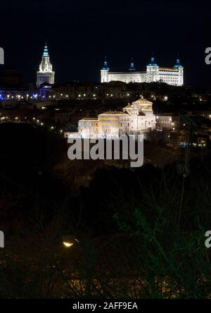 Toledo skyline by night avec ses plus importants monuments iluminated Banque D'Images