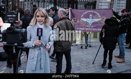 Rapports de télévision russe UKFM protester à Downing Street le jour après l'élection générale de 2019 au Royaume-Uni Banque D'Images