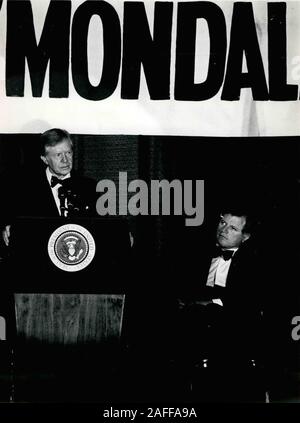 1979 - USA - Le Président Jimmy Carter, à podium, sous un immense panneau disant 'Mondale" parle de nous alors que le sénateur Ted Kennedy est à l'écoute. Date exacte et lieu inconnu. Crédit : Keystone Photos USA/ZUMAPRESS.com/Alamy Live News Banque D'Images