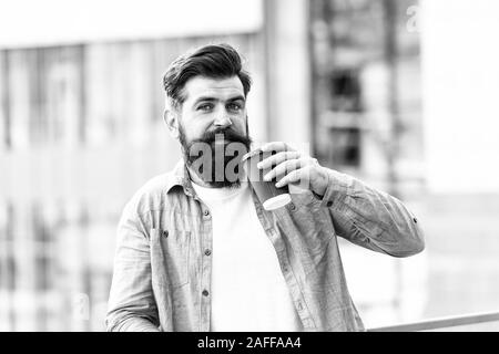 Grandes idées viennent d'un très bon café. L'homme de boire du café à emporter. Homme barbu vous détendre en plein air. Pause café concept. Accro à la caféine. Le café du matin. Hipster matures profiter de boissons chaudes. Faire de sip. Banque D'Images