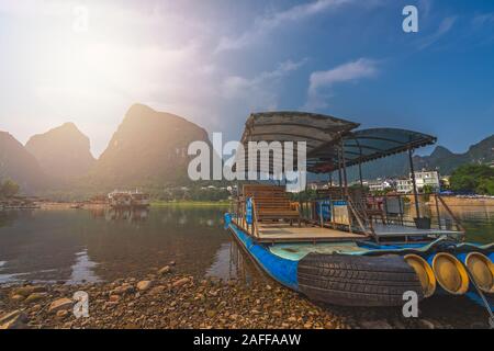 Yangshuo, Chine - Août 2019 : petits bateaux touristiques et les pêcheurs sur la rive de la rivière Li, le traversier point dans Yangshuo Banque D'Images