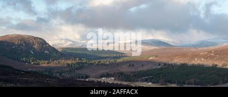 Une vue sur la vallée de la Dee de Morrone Braemar (NR) vers Bhalg Creag, Linn de Carn & Quoich na Drochaide avec une montagne en arrière-plan Banque D'Images