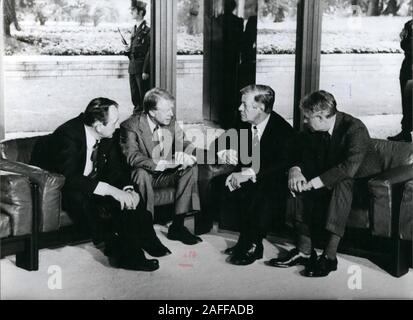 Juillet 1978 - Bonn, Allemagne de l'Ouest - un fonctionnaire deux jours de visite d'Etat du Président américain Jimmy Carter, assis à la deuxième à gauche, à West-Germany (sur Juillet 14th/15e). En plus de son séjour à Bonn, le président américain a également visité Frankfort et Berlin. Après la fin de sa visite officielle à Bonn restait Carter à cause de l'World-Economic-Sommet, qui s'y déroule le 16 juillet/17. L'homme rencontré avant l'World-Economic-Sommet, de gauche, Ministre fédéral des affaires étrangères, Hans Dietrich Genscher, Carter, le Chancelier fédéral Helmut Schmidt et secrétaire d'État américain Cyrus Vance. (C Banque D'Images