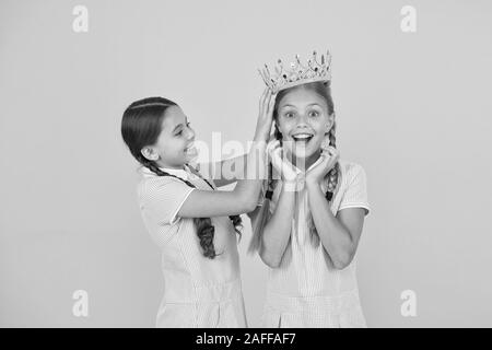 Norme plus. vintage in gold crown. motivation pour être le meilleur. les petites filles d'imaginer qu'ils princesse égoïste. succès récompense. Enfance heureuse amitié. prom queen. look rétro d'enfants égoïstes. Banque D'Images