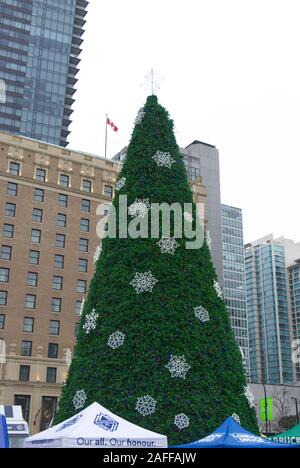 Vancouver, Canada - décembre 1, 2019 : un grand arbre de Noël décoré en face de Vancouver Art Gallery Banque D'Images