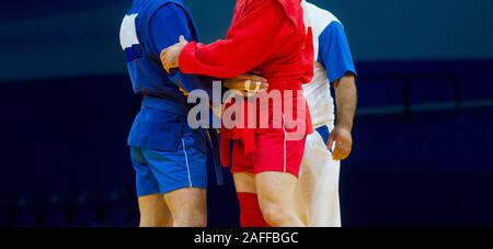 Poignée à Sambo arena - agoniste, le respect, le fair-play, sport concept Banque D'Images