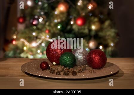 Maison de décoration de Noël. Décoration de fête avec l'arbre de Noël et des cônes de pin, des ornements sur la plaque d'or de Noël Banque D'Images