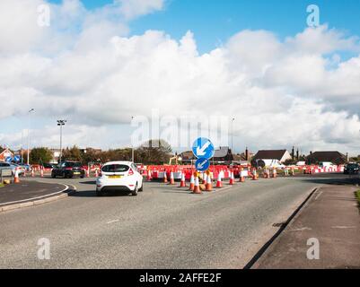 Véhicules pénétrant dans les travaux routiers au cours de la reconstruction de Norcross Junction et le rond-point sur la A585 à partir de la route M55 à Fleetwood.Lancashire England UK Banque D'Images