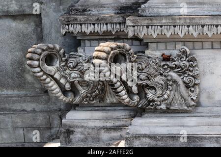 Les chefs de l'éléphant de pierres ornementales ornent temple hindou sur l'île de Nusa Penida, Bali, Indonésie. Banque D'Images