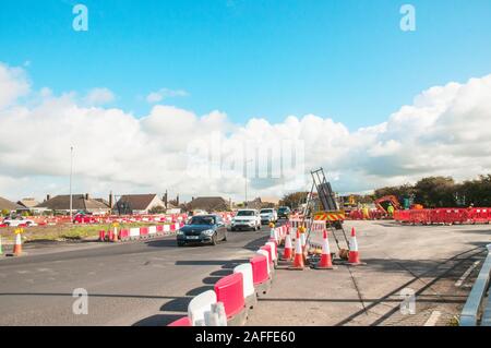 Les voitures qui circulent dans les travaux routiers au cours de la reconstruction de Norcross Junction et le rond-point sur la A585 à partir de la route M55 à Fleetwood.Lancashire England UK Banque D'Images