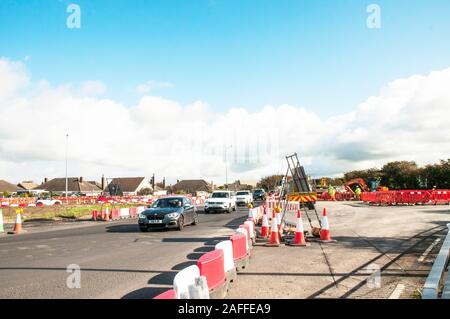 Les voitures qui circulent dans les travaux routiers au cours de la reconstruction de Norcross Junction et le rond-point sur la A585 à partir de la route M55 à Fleetwood.Lancashire England UK Banque D'Images