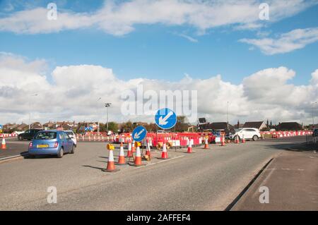 Véhicules pénétrant dans les travaux routiers au cours de la reconstruction de Norcross Junction et le rond-point sur la A585 à partir de la route M55 à Fleetwood.Lancashire England UK Banque D'Images