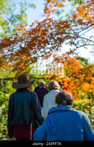 Old Westbury, New York, USA. 19 Oct, 2019. À gauche, Roxanne, BINASO de New Hyde Park, et d'autres invités aussi vu de derrière sont sur un art tour sur le motif coloré d'automne de Old Westbury Gardens sur la Côte d'or de Long Island, lors de Réception de clôture pour Jerzy KÄ™dziora (Hôtels) Équilibre dans la nature sculptures extérieures la pièce. Credit : Ann Parry/ZUMA/Alamy Fil Live News Banque D'Images