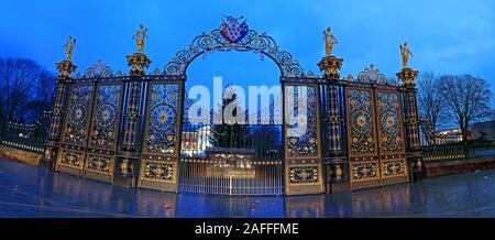 Warrington Golden Gates & Town Hall, crépuscule, rue Sankey, Warrington, Cheshire, Angleterre, Royaume-Uni, WA1, panorama, pano Banque D'Images