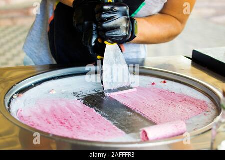 Processus de fabrication de la crème glacée frite. Thaïlande sauté à la crème glacée frite roule à geler la casserole. Biologique, naturel roula la crème glacée, dessert fait main. Fried ice Banque D'Images