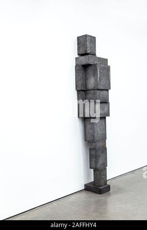 '2019' Batten (fonte) par Antony Gormley exposition 'en formation' 2019 au White Cube Mason's Yard, London, UK Banque D'Images