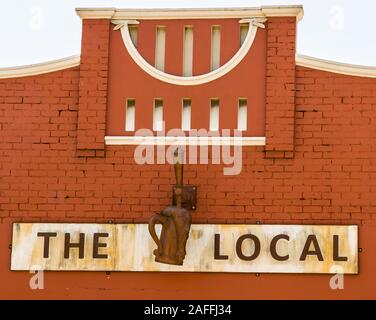 Melbourne, Australie - le 17 décembre 2009 : Les collectivités locales à l'angle de Taphouse Carlisle et chapelle rue. Haut de façade rouge avec logo et l'emblème, un plus Banque D'Images