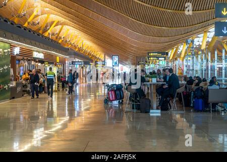 Shopping dans les départs à la borne 4 duMadrid-Barajas Adolfo Suárez Airport Banque D'Images