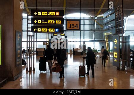 Adolfo Suárez signes dans l'aéroport de Madrid-Barajas à Madrid, Espagne les gens à l'embarquement. Banque D'Images