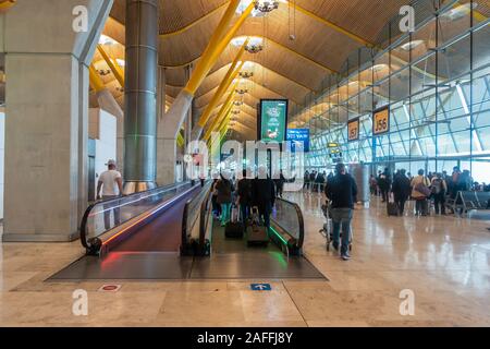 Des trottoirs roulants trottoirs roulants ou à l'aéroport de Madrid-Barajas, Adolfo Suárez, Madrid, Espagne aident les passagers à se rendre à leur embarquement rapidement. Banque D'Images