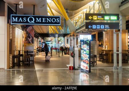 MasQMenos s restaurant à départ de la borne 4S dans l'aéroport de Madrid-Barajas, Adolfo Suárez, Espagne Banque D'Images