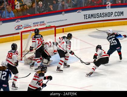 Hartford, CT, USA. 14 Décembre, 2019. 14 décembre 2019 : Alex Carpenter [# 25] L'objectif final du Team USA dans une victoire 4-1 au-dessus du Canada. Le match d'ouverture d'une fringante cinq-match a eu lieu à la série XL Center à Hartford, Connecticut. Sportswire Heary/Eclipse/CSM/Alamy Live News Banque D'Images