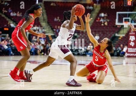 College Station, Texas, USA. Le 15 décembre, 2019. 15 décembre 2019- College Station, TX., États-unis- Texas A&M MCKINZIE VERT (23) est supporté par des défenseurs de Houston au premier semestre à Reed Arena de College Station, Texas. Credit : Jerome Hicks/ZUMA/Alamy Fil Live News Banque D'Images