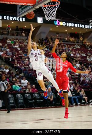 College Station, Texas, USA. Le 15 décembre, 2019. 15 décembre 2019- College Station, TX., États-unis- Texas A&M CHENNEDY CARTER (3) passe pour un layup au premier semestre à Reed Arena de College Station, Texas. Credit : Jerome Hicks/ZUMA/Alamy Fil Live News Banque D'Images