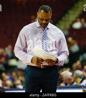 College Station, Texas, USA. Le 15 décembre, 2019. 15 décembre 2019- College Station, TX., États-unis- Houston Coach RONALD HUGHEY regarde sa carte stat pendant le match contre l'Aggies à Reed Arena de College Station, Texas. Credit : Jerome Hicks/ZUMA/Alamy Fil Live News Banque D'Images