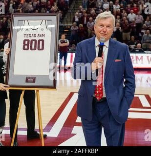 College Station, Texas, USA. Le 15 décembre, 2019. 15 décembre 2019- College Station, TX., États-unis- Coach GARY BLAIR répond aux fans après avoir obtenu sa 800e victoire à Reed Arena de College Station, Texas. Credit : Jerome Hicks/ZUMA/Alamy Fil Live News Banque D'Images